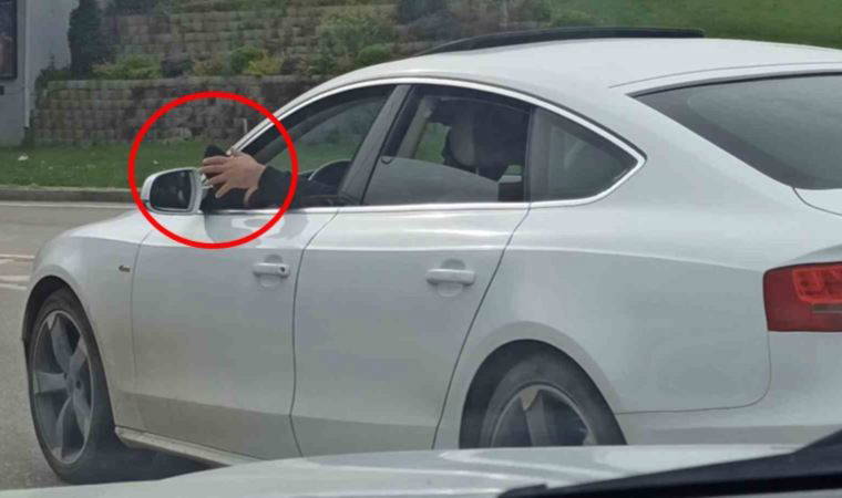 Trafikte akılalmaz görüntüler... Camdan ayağını çıkardı