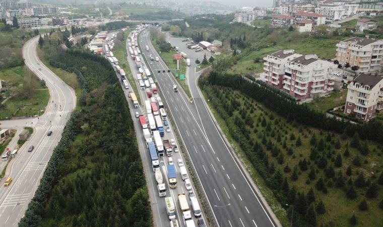 TEM'de kamyon, otomobile çarptı: Uzun araç kuyrukları oluştu