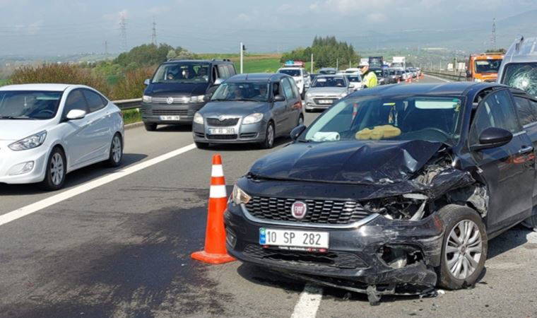 Otoyolda 5 araç birbiriyle çarpıştı: 6 yaralı