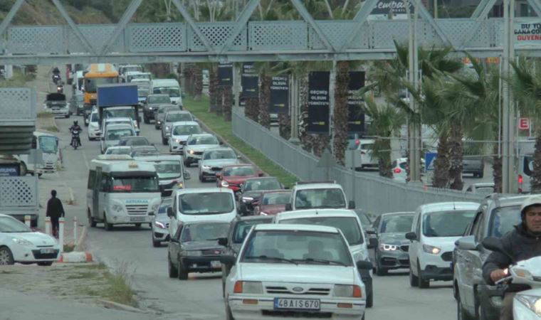 Bayram yoğunluğu başladı: Uzun araç kuyrukları oluştu