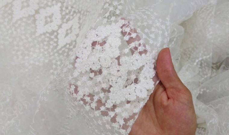 Asla leke bırakmıyor... Perdelerin kar beyaz olmasını sağlayan tüyo!