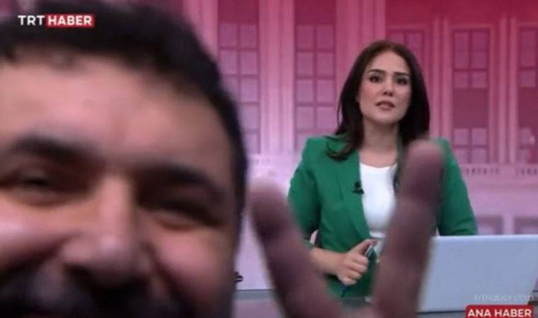 TRT canlı yayınında ilginç anlar: Kadraja giren kişi zafer işareti yaptı
