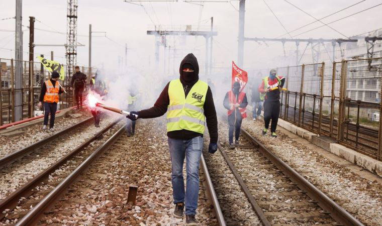 Fransa'da protestocular tren garlarını bastı