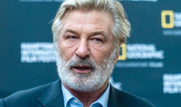 Alec Baldwin’e yönelik taksirle öldürme suçlaması düşürüldü