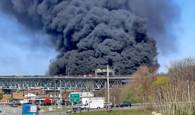 ABD’de otomobille çarpışan yakıt tankeri alev alev yandı: 1 ölü
