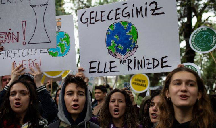 Siyasetçiler genç seçmenlere ulaşabiliyor mu?