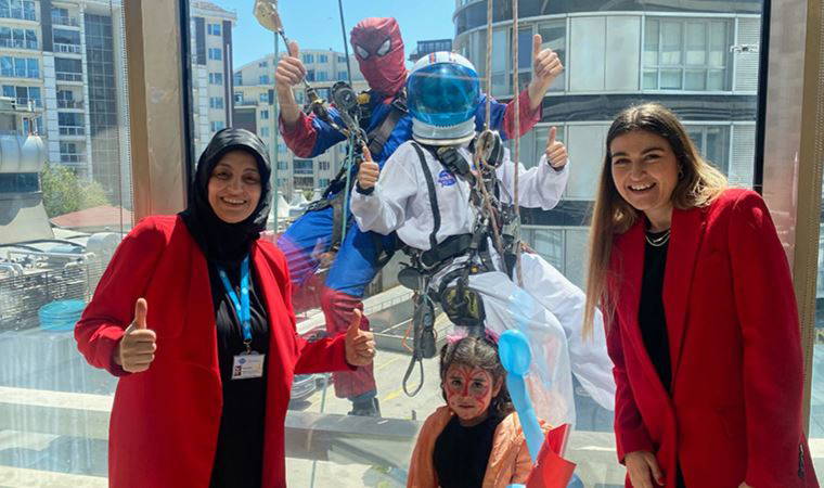 Çatıdan inen film kahramanlarından hasta çocuklara sürpriz