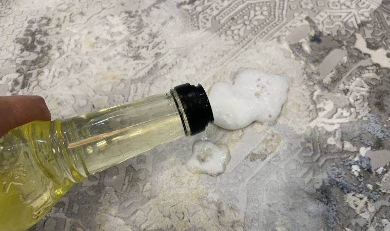 Halıdaki çay ve kahve lekesini silip süpürüyor.. En etkili temizlik yöntemi