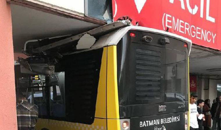Fenalaşan yolcuyu hastaneye yetiştiren otobüs tavana sıkıştı