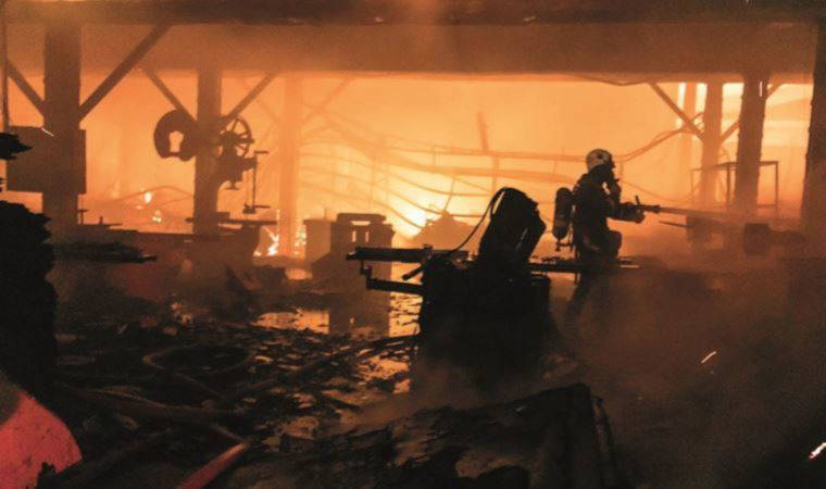 Mobilya fabrikasındaki yangında can kaybı artıyor: 1 işçinin daha cansız bedenine ulaşıldı