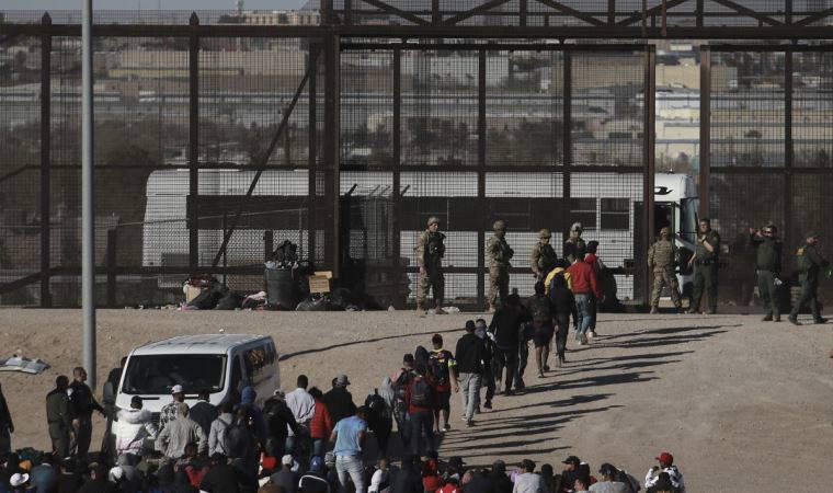 Meksikalı polisler, ABD sınırında düzensiz göçmenlere müdahale etti