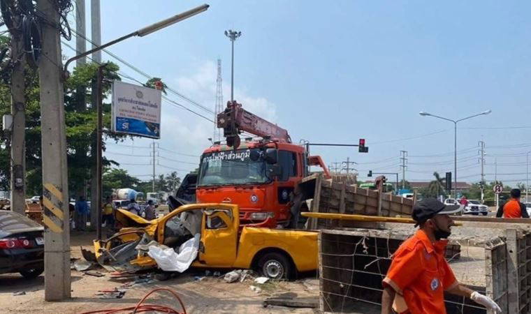 Freni patlayan vinç enkaz yarattı