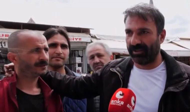 Ulus'ta işportacı, değişim isteğini Marx'la dile getirdi: Dünyayı anlatmak yetmez...