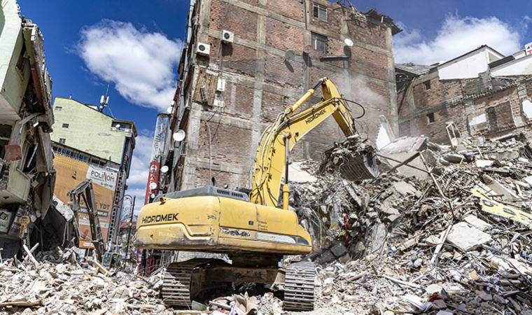 Depremde yıkılan binanın enkazında erkek cesedi bulundu (03 Nisan 2023)