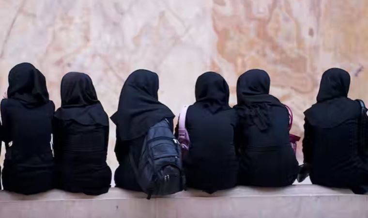 İran'da başörtüsü kurallarına uymayan öğrencilere eğitim yasağı