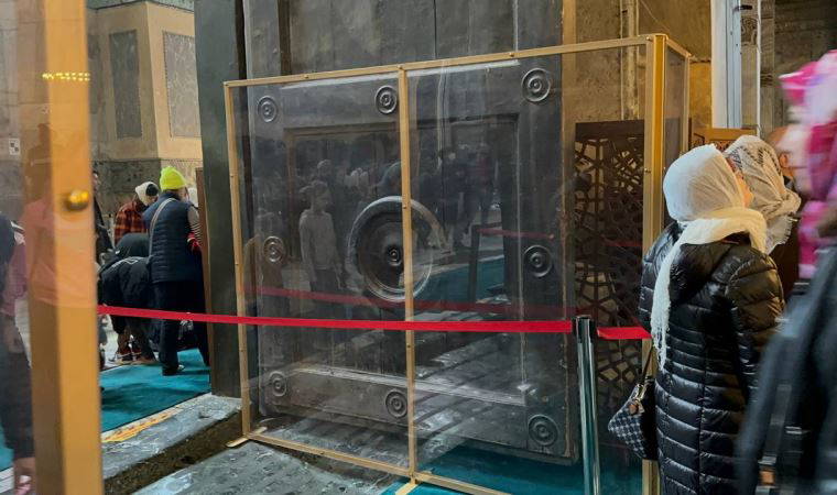 Ayasofya'nın İmparatorluk Kapısı'na tahribata karşık cam bölmeli koruma