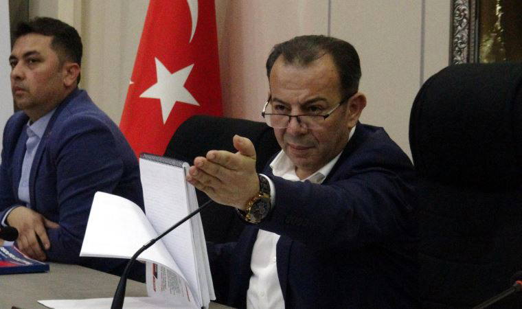 Tanju Özcan, önceki toplantıda kendisine su şişesi fırlatan meclis üyesini dışarı çıkarttı