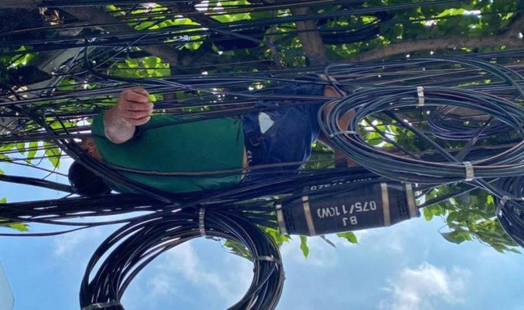 Alkollü adam elektrik tellerinin üzerinde uyuyakaldı