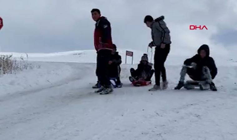 Ardahan'da köyde çocukların kızak keyfi