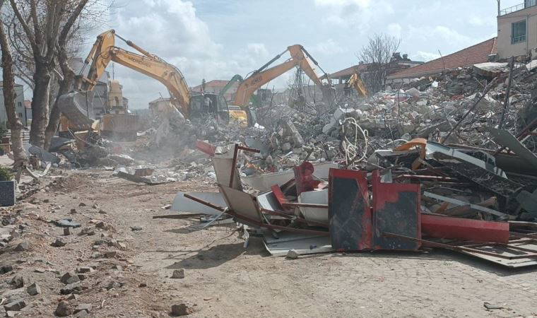 Adıyaman'da ağır hasarlı 4 katlı bina çöktü