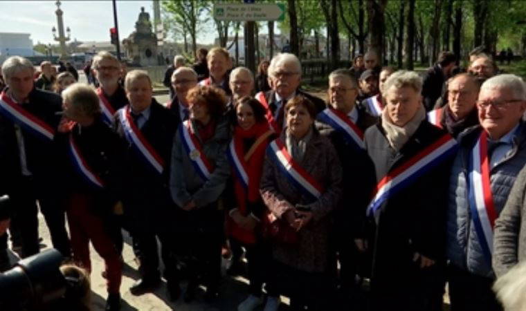 Fransız milletvekilleri Elysee Sarayı'na yürüdü