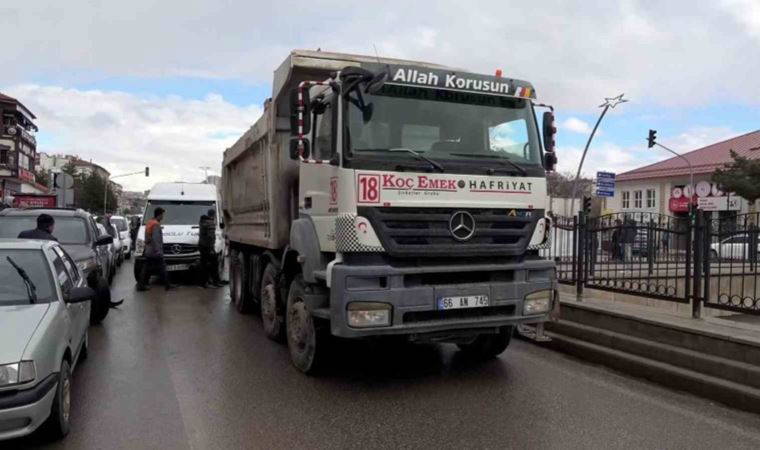 Yozgat'ta öğrenci servisi ile kamyon çarpıştı: 7 öğrenci yaralandı