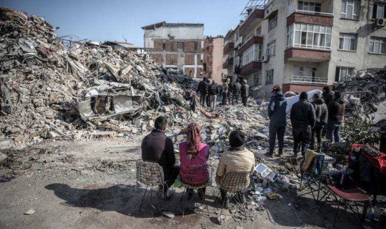 Depremlerin üzerinden 2 ay geçti, yaralar sarılmadı, skandallar bitmedi