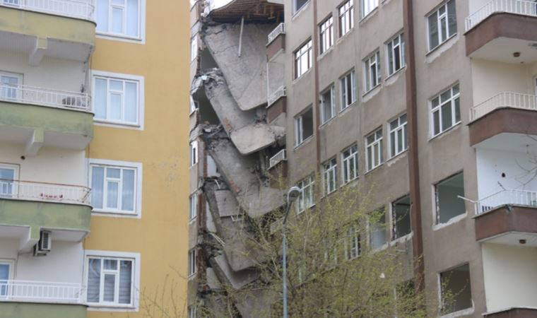 Diyarbakır’da ağır hasarlı bina çöktü: Bina ve okul tahliye edildi