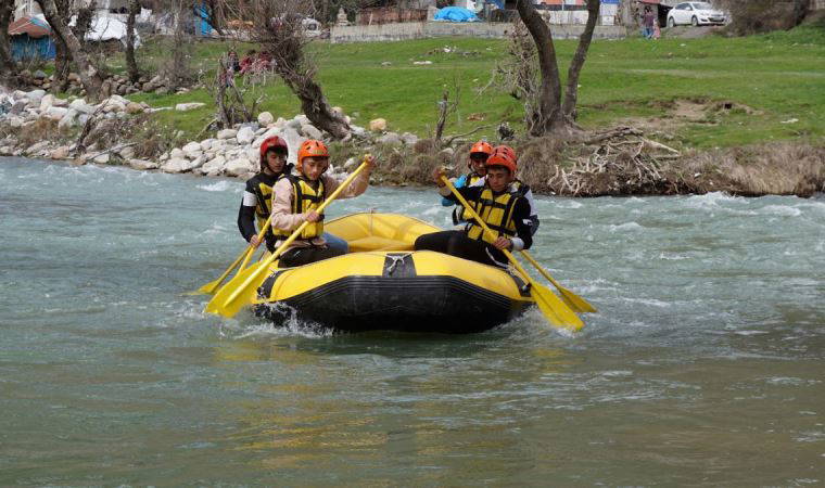 Kar sularında rafting heyecanı