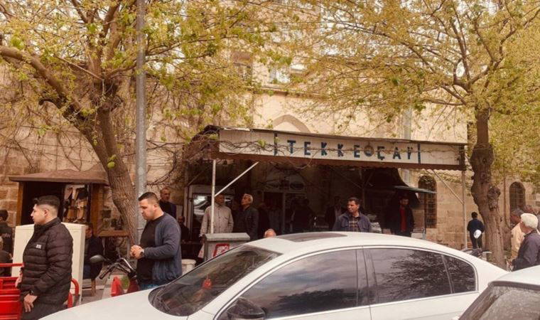 Kavgalı olduğu kişiye ateş eden şahıs müşterileri de vurdu