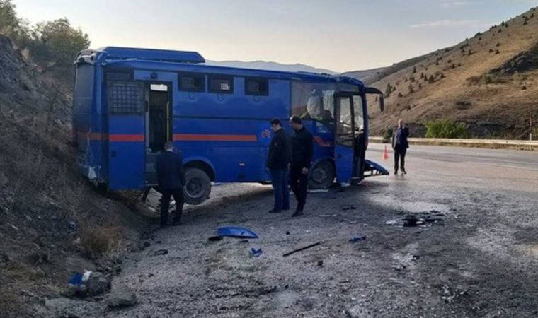 Cezaevi nakil aracı TIR ile çarpıştı: 6'sı asker 9 yaralı