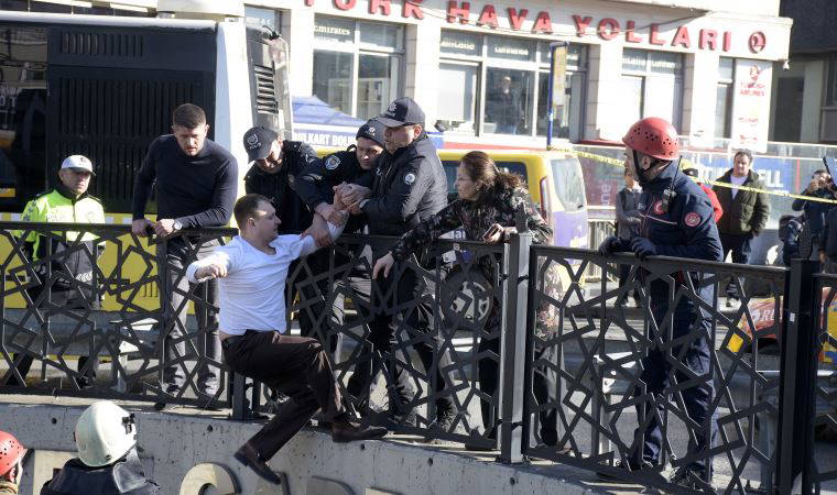 Taksim'de hareketli saatler... Ukraynalı eski polis "Savaşı durdurun" diyerek intihar girişiminde bulundu