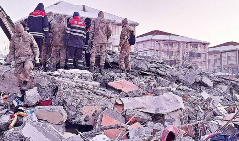Depremde yıkılan iki bloklu sitenin şantiye şefi tutuklandı!