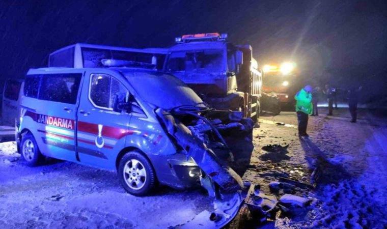 Erzincan’da zincirleme trafik kazası: 8 yaralı
