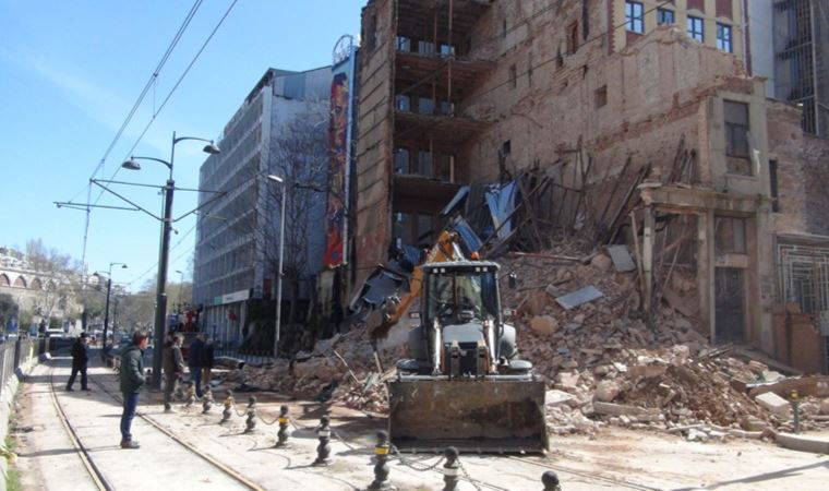 Beyoğlu'nda çöken bina nedeniyle tramvay seferleri 2 gündür yapılamıyor
