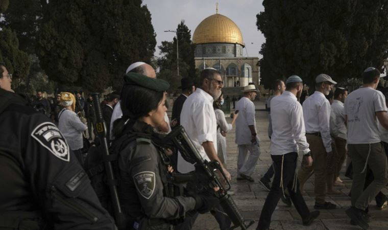 Aşırı sağcı Yahudi yerleşimciler İsrail polisi eşliğinde Mescid-i Aksa'ya baskın düzenledi