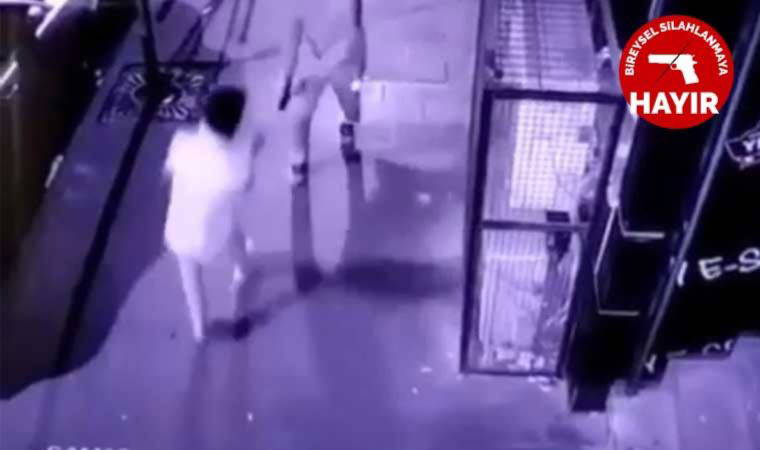 Tartıştığı kişiyi silahla kovalama anları saniye saniye kameralara yansıdı