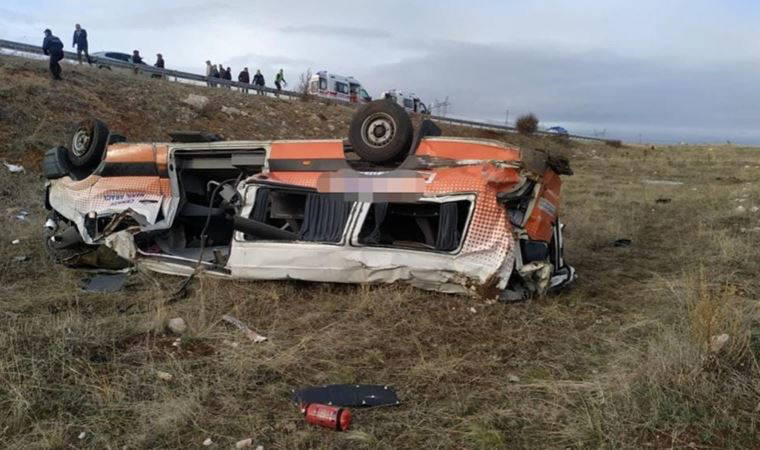 Cenaze nakil aracı şarampole devrildi! Ölü ve yaralılar var...