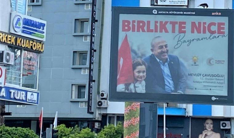 İlçe Seçim Kurulu, Mevlüt Çavuşoğlu'nun Türk bayraklı pankartının kaldırılmasına karar verdi