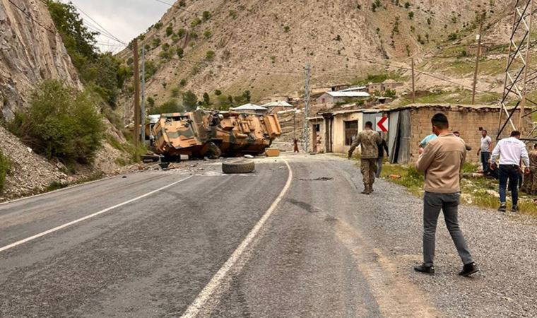 Hakkâri-Van yolunda askeri araç devrildi: 3 yaralı!