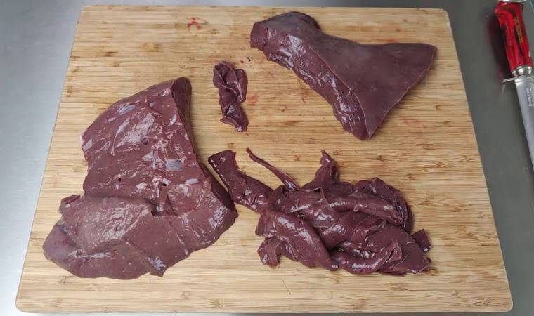 Ciğerin tüm lezzetini kaçırıyormuş! Asla tencereye pişirirken eklemeyin