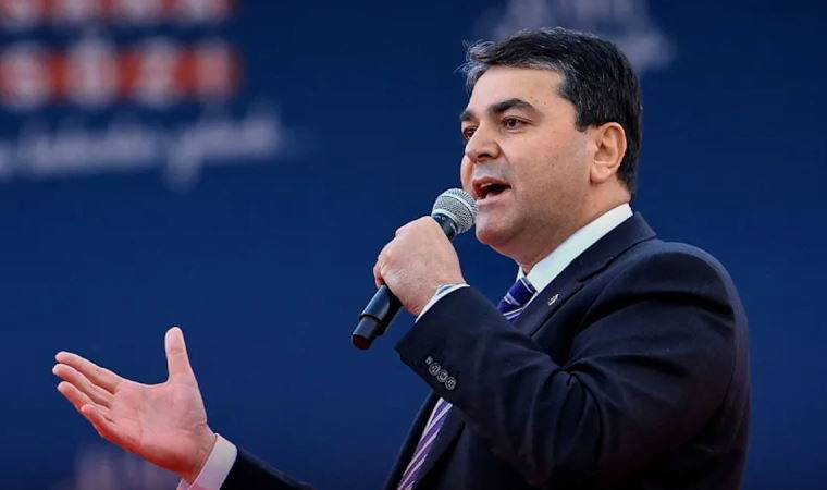 Gültekin Uysal Ankara'da o dizeleri okudu: Saraylar saltanatlar çöker...