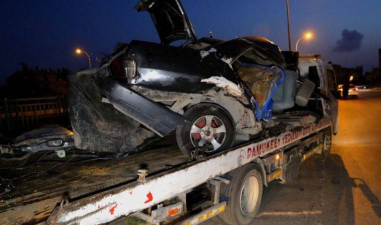 Aydınlatma direğine çarpan otomobil ikiye bölündü, sürücü öldü