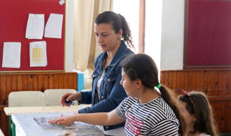 Geceleri 10 bin kişinin olduğu mahallede, sadece 75 seçmen bulunuyor