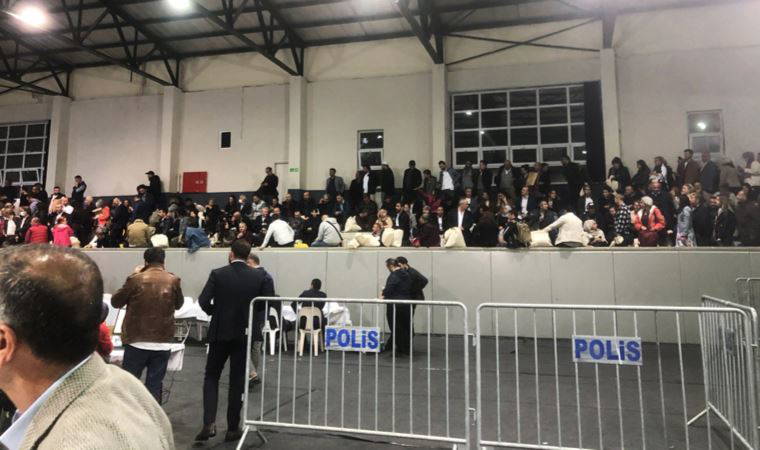 CHP'li Aksünger ilçe seçim kurulundaki kuyruğu paylaştı: 'Anadolu Ajansı'nın ne açıkladığının hiçbir önemi yok!'