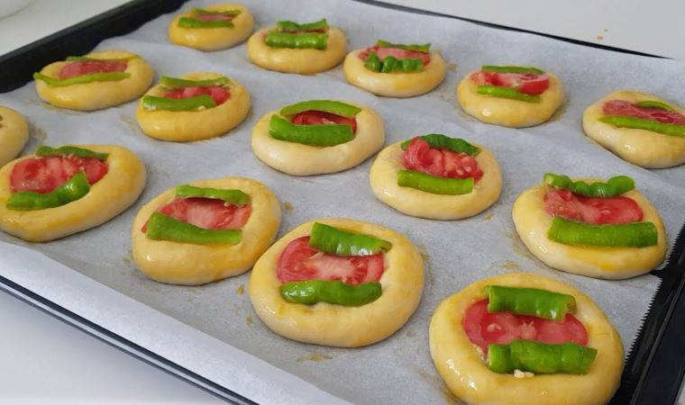 En hızlı yapılan mini pizza tarifi! Atıştırmalık olarak tüketebilirsiniz