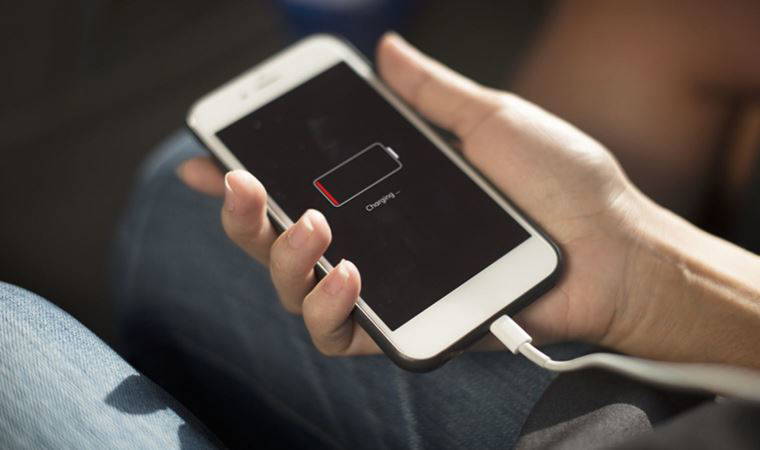 Toplu alanlarda telefonunuzu şarj ediyorsanız bir daha düşünün! Kişisel verileriniz adım adım işte böyle çalınıyor...