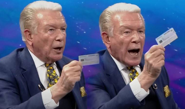 Elindeki kimlikle haykırdı... Uğur Dündar’dan canlı yayında tarihe geçecek sözler: 'Kimse bizi aptal yerine koymasın!'