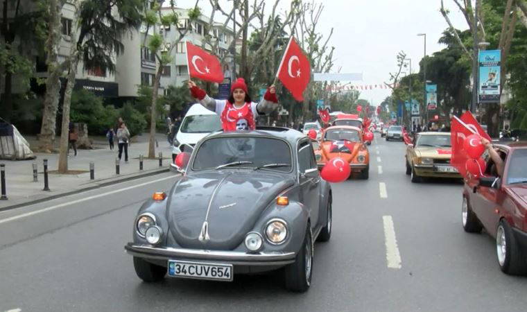 Kadıköy'de 104 klasik otomobille 104. yıl konvoyu
