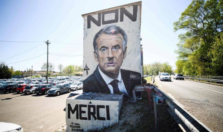 Fransa'da Cumhurbaşkanı Macron'un Hitler'e benzetildiği afişlere ilişkin soruşturma başlatıldı